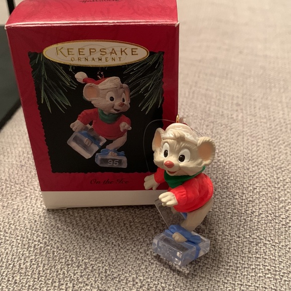 Hallmark Keepsake Ornament ON THE ICE 1995 in Original Box - Picture 8 of 8